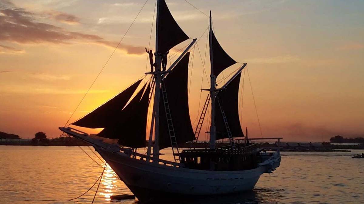 Sunset Sailing Pinisi Makassar