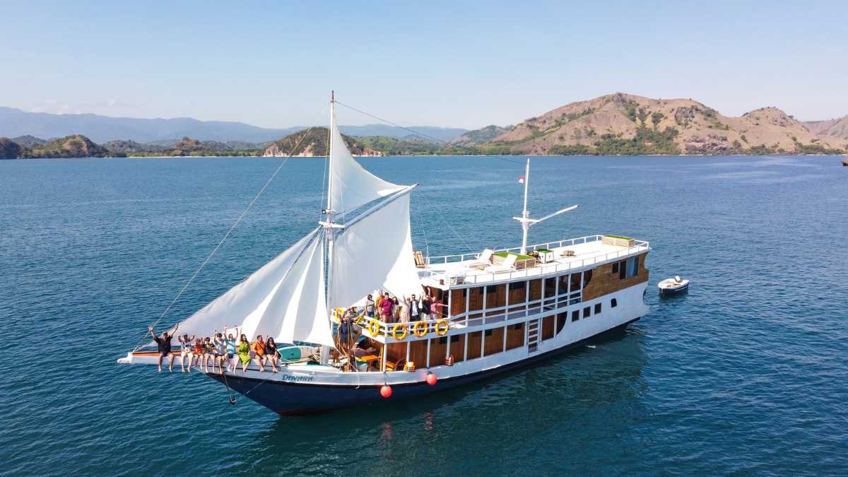 Sailing Komodo Dinara Liveaboard Charter